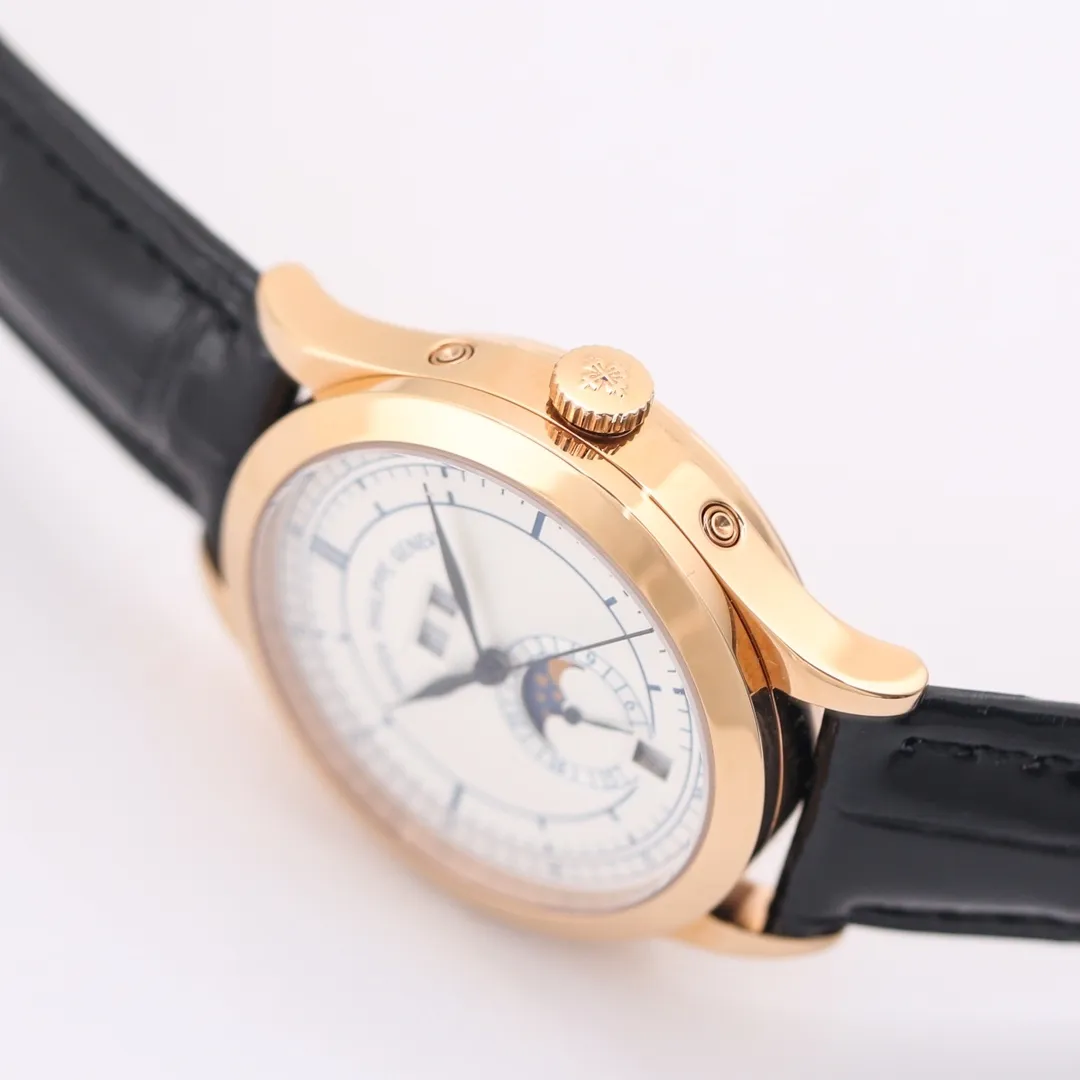 【Top Replica】💰4300! TW launches the highest version on the market - Patek Philippe - Complication Chronograph 5205G watch! 1⃣️After two years of continuous modification and debugging of the movement, we have always pursued original craftsmanship! 2⃣️Diameter 38.5MM! 3⃣️The functions are the same as the original ones, moon phase/week/month/calendar! 4⃣️It literally means high-difficulty two-color penetration, not an ordinary factory process! 5⃣️Sapphire glass mirror, the surface is coated with an extra layer of transparency! 6⃣️(Technical breakthrough) The Seagull movement is improved into an integrated Cal.324S movement! Both large and small plywood can achieve perfect chamfering effect and be rhodium plated. 7⃣️The plywood is decorated with gemstone bearings imported from Switzerland, and the color is pure, bright and natural. TW’s ingenious masterpiece welcomes your tasting! Factory quality! Welcome to reprint!